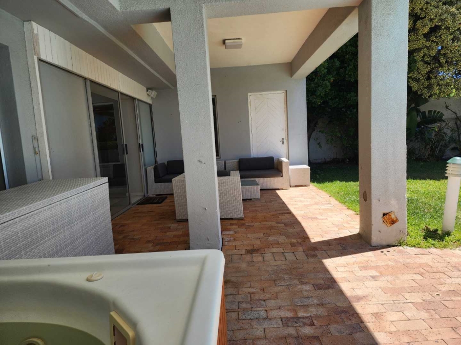 To Let 4 Bedroom Property for Rent in Bantry Bay Western Cape